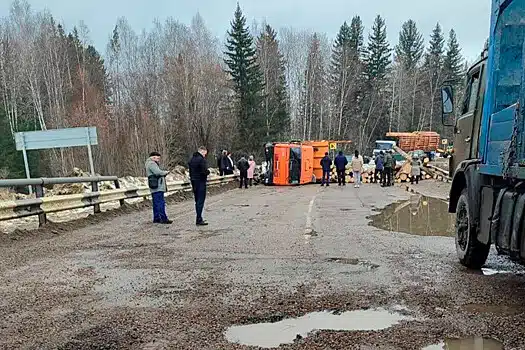 В Красноярском крае лесовоз опрокинулся и завалил бревнами дорогу