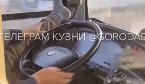 В Новокузнецке оштрафовали водителя автобуса, ездившего с задранной вверх ногой