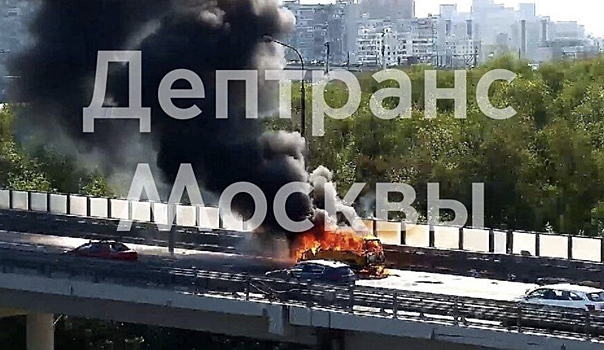В Москве частично перекрыли МКАД из-за возгорания автомобиля