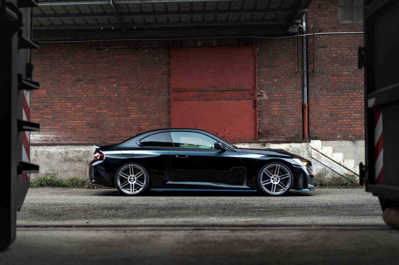 BMW M2 Coupe стал мощнее и украшен синими наклейками